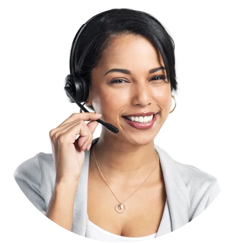 Atendente sorridente usando headset
